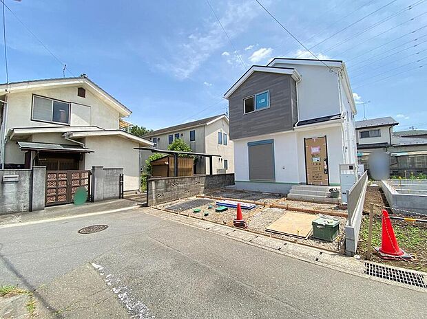 【前面道路含む現地写真】☆ひとたび扉を開けばそこに待っているのは上質な空間とマイホームでの新生活をイメージさせる優雅なひととき。「この家なら…」ではなく「ここに住みたい♪」と思う感動をお届けいたします。