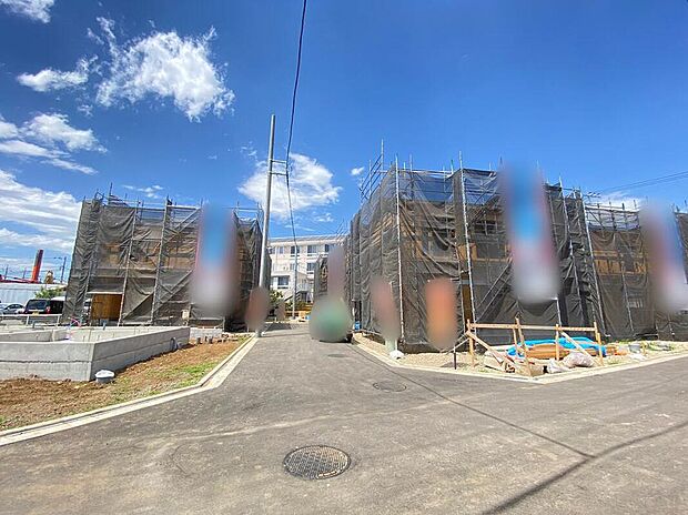 【現地外観写真】☆住む人を映し出す洗練された佇まいは、いつまでも輝き続けながらいつしか街の風景に溶け込んでいきます。デザイン・目に見える設備面も大切ですが、耐震構造で地震に強い家の為、次代へ繋ぐ強固な住宅です。
