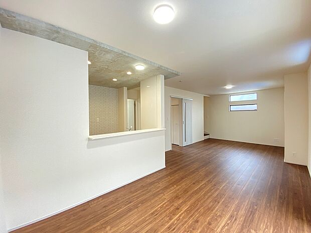 【☆Living　Room☆】☆Living　Room☆
窓から陽光が降り注ぐリビング・ダイニング・キッチン。家族が集うにふさわしい、ゆとりある空間です♪