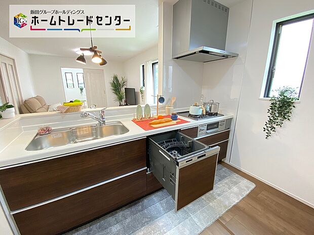 【☆System　Kitchen☆】2面からの採光・通風が楽しめるリビング・ダイニングは家族のお気に入りの場所になるでしょう。キッチンに立つとお庭の緑が目に入り、気持ちよくお料理ができます。
