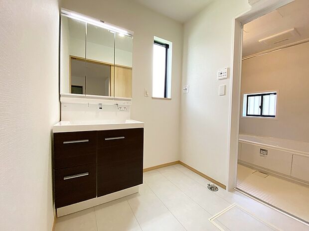 【☆Powder Room☆ 】☆Powder Room☆
収納スペースもバッチリなこちらの洗面化粧台。忙しい朝の時間にお役立ち!化粧品やヘアケア用品など細かな物もしっかり収納しておけるから「あれ?アレどこだっけ?」がなくなること間