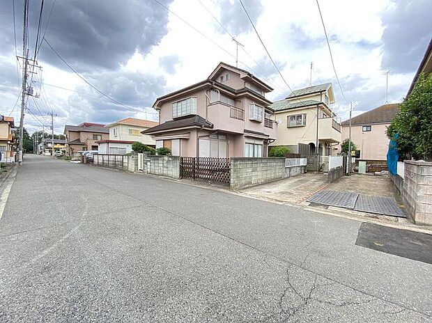 【前面道路含む現地写真】カースペースは2台分ございます!通勤で車をお使いの方にも大変オススメです!嬉しいコンクリート仕上げのカースペースなので、雨の日も足元を気にせず外出できます。