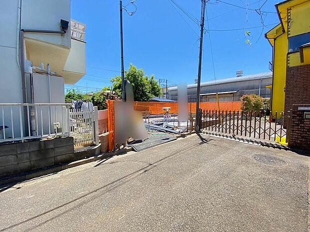 【前面道路含む現地写真】一戸建ての大きなメリットは、「自分の土地」を自由に使えること。好きなペットが飼えるほか、ガーデニングやＤＩＹ、車やバイクの手入れなど様々な趣味を楽しめます♪