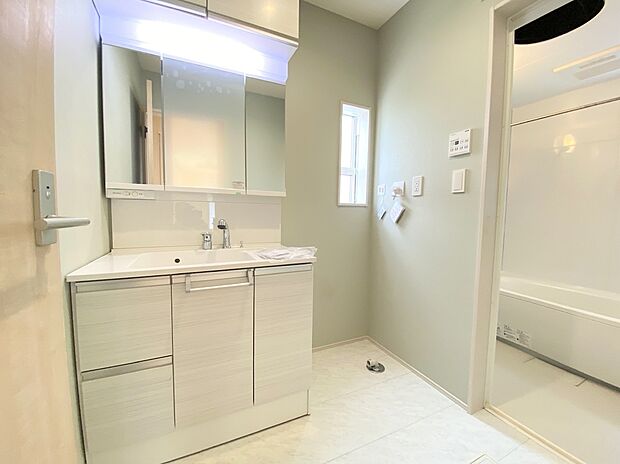 【☆Powder Room☆ 】☆Powder Room☆
三面鏡ならではの収納力、シャンプードレッサーならではの機能性、どちらも採用しております。汚れが落ちやすいすべり台ボウルは手入れもしやすく日々の生活を陰ながら支えてくれる仕様