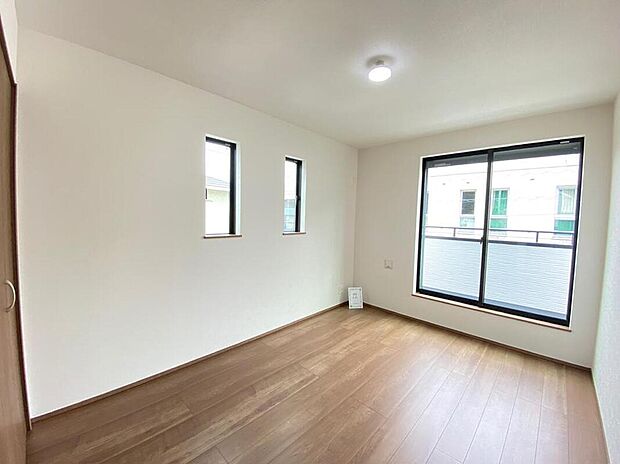 【リビング以外の居室】バルコニーに面したお部屋は、通風・採光共に良好な上、解放感タップリ♪
明るいお部屋は住まう人の心も明るくしてくれますね☆