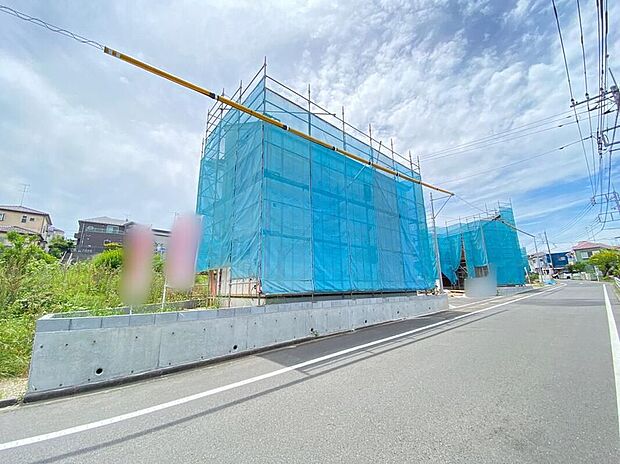 【前面道路含む現地写真】☆穏やかな時が流れる落ち着いた住環境の低層住宅地。家族のニーズに合わせた多彩な間取りプラン　暮らしやすさを是非、現地でご体感ください。