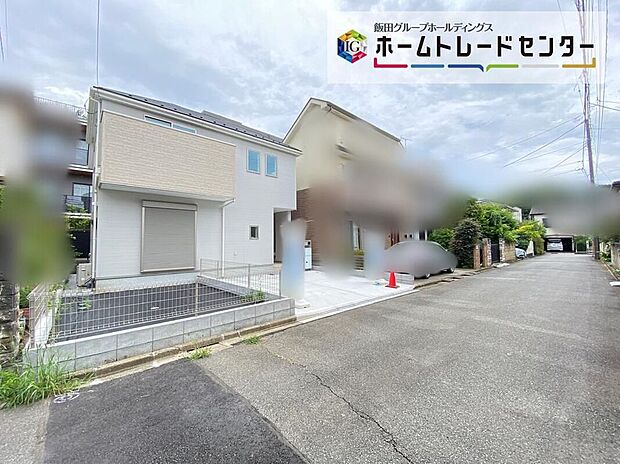 【前面道路含む現地写真】☆嬉しいコンクリート仕上げのカースペース。雨の日も足元を気にせず外出できます。お車から玄関までの距離が近いのでたくさんお買い物をした日も大丈夫♪