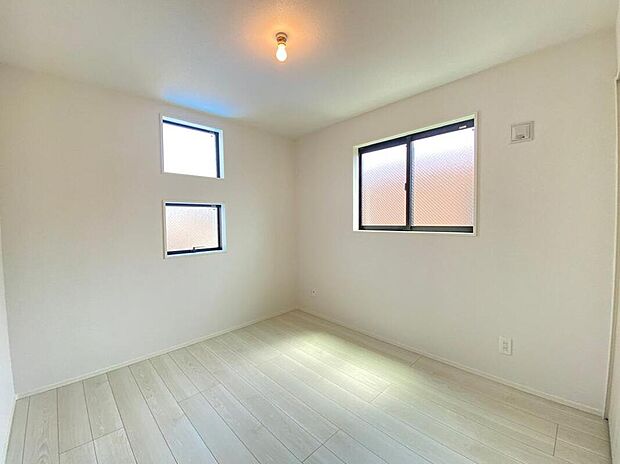 【リビング以外の居室】うららかな陽射しがどのお部屋にも降り注ぎますように、快適さを追求し尽くした間取り。得難い立地環境での生活を恵みの豊かな永住の地へと変えてくれることでしょう…