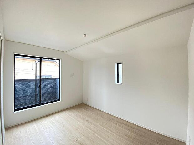 【リビング以外の居室】住まう方でカスタマイズしていただけるシンプルなデザインの内装。ご自身で素敵な空間を創り上げられます。