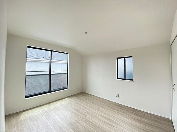 【リビング以外の居室】バルコニーに面したお部屋は、通風・採光共に良好な上、解放感タップリ♪明るいお部屋は住まう人の心も明るくしてくれますね☆