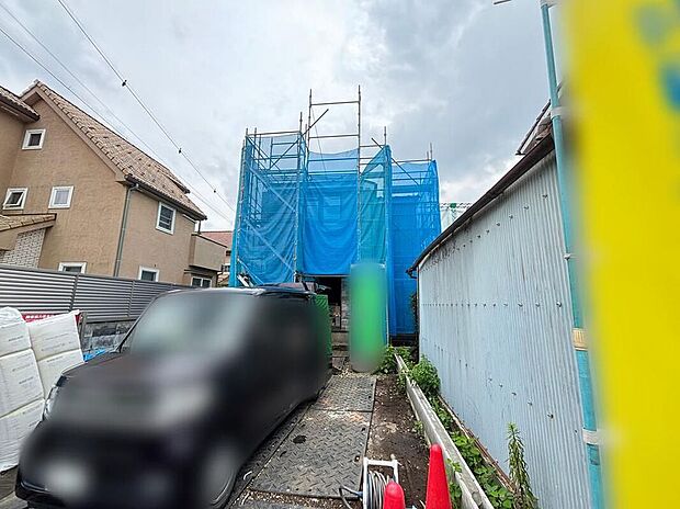 【現地外観写真】☆忙しく過ぎゆく日常を置き去るほど、ゆったりした時間が流れる住環境。『快適』とは「家」と「街」と「環境」が調和した時に訪れるだと改めて感じさせる永住邸がこちらです。