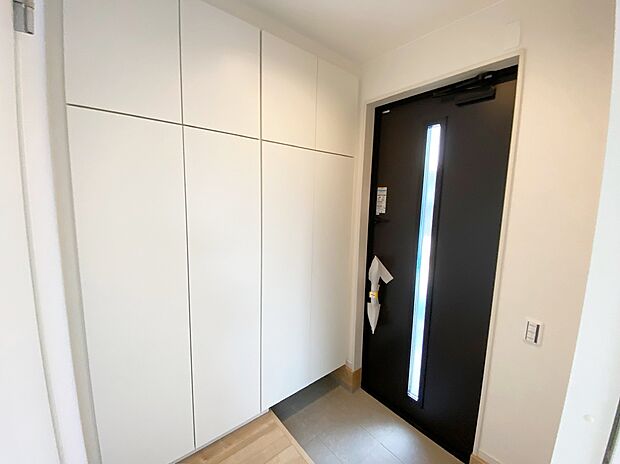 【玄関】☆街に溶け合う美しい景観を生みだせるシンプルシックでおしゃれな外観と住み心地を考え貫いた設計!「ゆとりある落ち着いた暮らし」を叶えます♪
