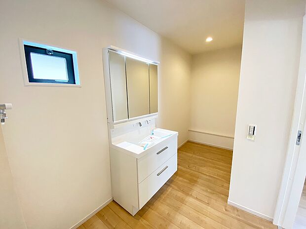 【☆Powder Room☆】☆Powder Room☆
収納スペースもバッチリなこちらの洗面化粧台。忙しい朝の時間にお役立ち!化粧品やヘアケア用品など細かな物もしっかり収納しておけるから「あれ?アレどこだっけ?」がなくなること間