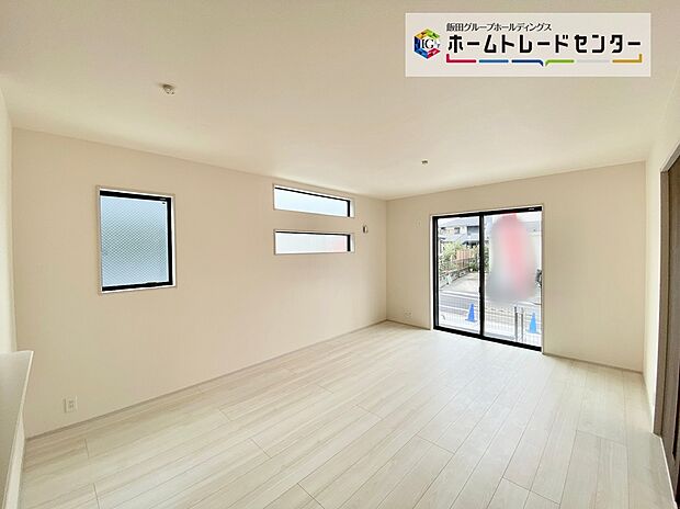 【☆Living Room☆ 】☆Living Room☆
会話が弾むリビング、料理が愉しくなるキッチン。家は、ただ生活する場ではなく、暮らしを愉しく、快適にする場所。笑顔の毎日、安らぎの日々のために、最新の設備・仕様を採用。