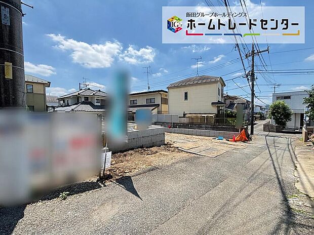 【前面道路含む現地写真】採光や風通しを考えて設計された間取り。外観だけでなく、そこに住まうご家族の心地よさを最優先しました。当日のご見学も可能です!