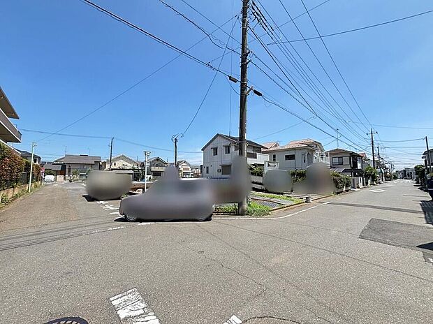 【前面道路含む現地写真】☆忙しく過ぎゆく日常を置き去るほど、ゆったりした時間が流れる住環境。『快適』とは「家」と「街」と「環境」が調和した時に訪れるだと改めて感じさせる永住邸がこちらです。