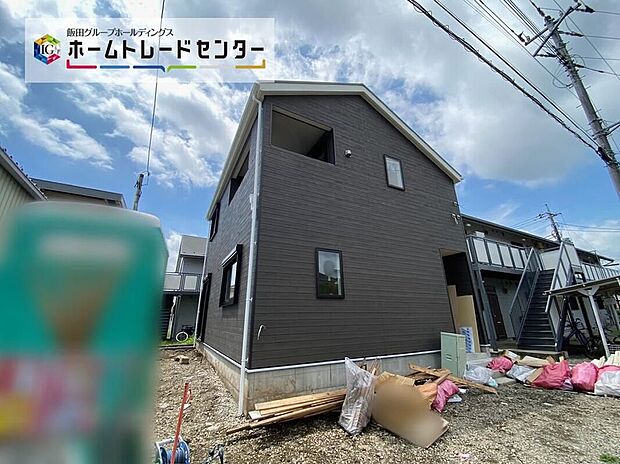 【現地外観写真】☆一戸建ては都心部などの物件を除き、駐車スペース付きの物件が一般的。玄関と駐車スペースとの行き来もしやすく、天候が悪い日などに便利です♪