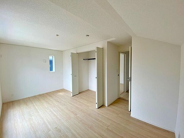 【リビング以外の居室】各部屋を最大限に広く使って頂ける様、全居住スペースに収納付。プライベートルームはゆったりと快適に。
