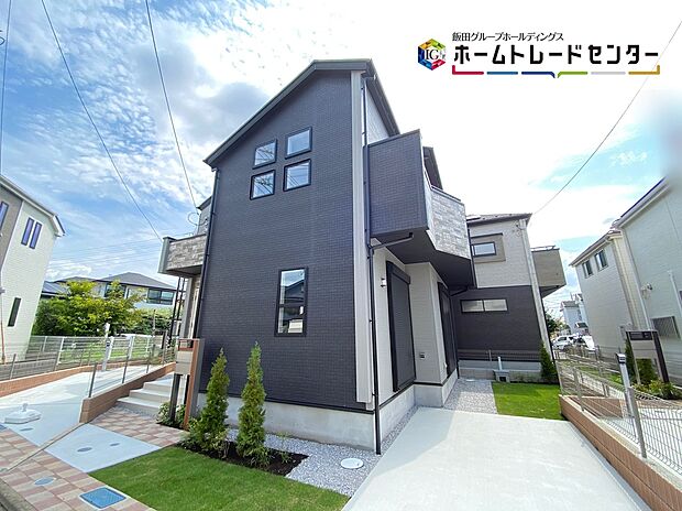 【現地外観写真】☆アクセントカラーがぱっと目をひくシンプルシックでおしゃれな外観。カースペースは車種により2台分!コンクリート仕上げのカースペースですので、雨の日も足元を気にせず外出できます。
