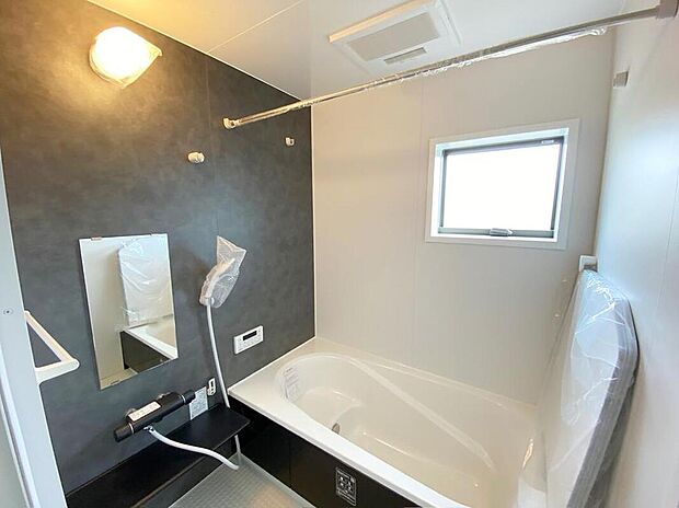 【☆System　Bath☆】半身浴も楽しめる一坪タイプの浴室は、防カビ仕様となっており、お掃除も楽々です。浴室乾燥機を完備し雨の日のお洗濯も安心です。