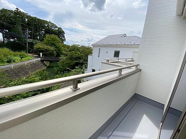 【☆Balcony☆】太陽に愛された邸は、陽当り・通風に優れた魅力的かつ快適さを追求した邸宅でした。ここに住むからこそ意味がある。そんな特別感に浸りながら、毎日をお過ごし頂けるお家がこちらです♪