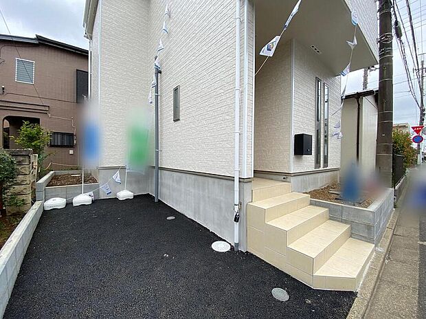 【玄関】仕事、家事、それに育児と毎日忙しく、自分の時間をなかなか取れないのが共働きライフ。でも、住まいの選び方次第では時間に余裕が生まれ、気持ちもゆったり。趣味だって楽しめるかも( *´艸｀)