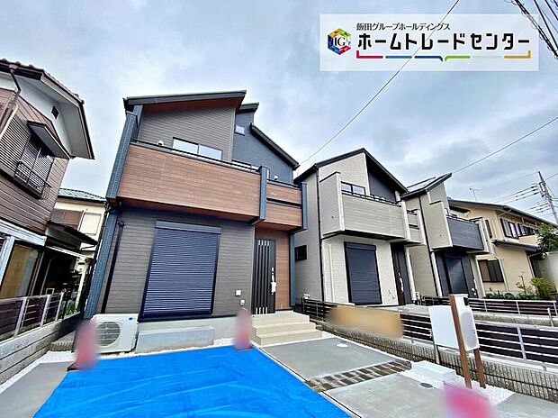 【現地外観写真】☆街に溶け合う美しい景観を生みだしているにも関わらず、採光や風通しを考えて設計された間取り。近隣との視線を考え、街全体で調整される窓位置。外観だけでなく、そこに住まうご家族の心地よさを最優先しました。