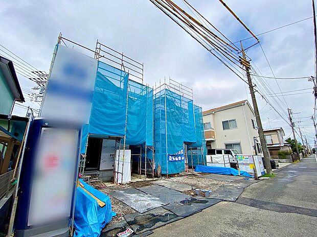 【前面道路含む現地写真】24時間換気で空気をきれいに保ち、浴室乾燥機で洗濯も快適に。さらに食洗機で家事の時短も叶う、毎日の暮らしをラクにする設備が充実しています。