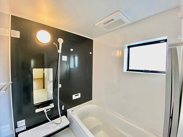 【☆System　Bath☆ 】☆System　Bath☆
半身浴も楽しめる一坪タイプの浴室は、防カビ仕様となっており、お掃除も楽々です。浴室乾燥機を完備し雨の日のお洗濯も安心です。