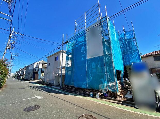 【前面道路含む現地写真】☆忙しく過ぎゆく日常を置き去るほど、ゆったりした時間が流れる住環境。『快適』とは「家」と「街」と「環境」が調和した時に訪れるだと改めて感じさせる永住邸がこちらです。