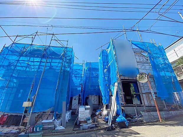 【現地外観写真】前道が5ｍ以上あるので、車庫入れが苦手な方でも安心して入れられます。交通量が少ない住宅街なので雨の日でも車の走行音も気になりません。