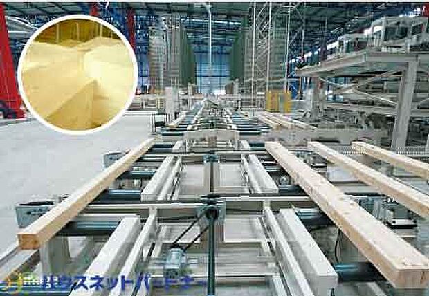 ・プレカット工法  主な構造木材は、現場での施工前に工場などで原材料に切断・加工 を施す「プ  レカットシステム」を採用。コストの削減と工期の短縮を実現 し、手加工の様  な品質のバラツキがなくなります。また、この工法によ り現場での端材やゴミ  の発生を抑え、環境に配慮した、住む人と地球 にやさしい、これからの家づく  りを心がけています。