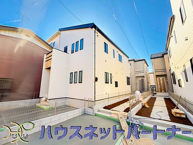 堂々たる趣ながら、主張し過ぎずどこか余裕を感じさせるシャープなフォルムで佇む邸宅は、晴天の空と照らし合わせる事で、本来あるべき完成形の姿を見せてくれます。