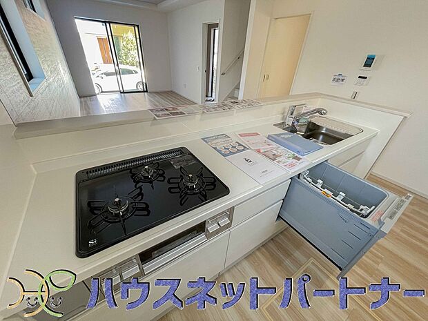 三口コンロで料理の幅を拡げてくれる使いやすいシステムキッチンを採用。洗い場も大きいので野菜や食器を洗ったりする際にも捗り、奥様の強い味方となってくれるはずです。