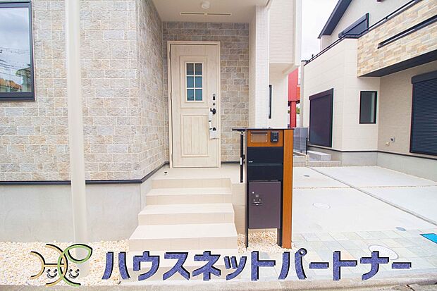 【玄関】お客様も迎える玄関は高級感のある造りです。