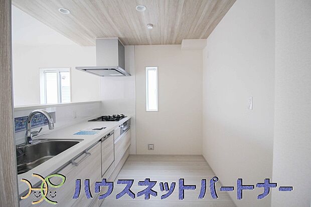 【キッチン】カウンターキッチンは広くて収納力もあるので、快適に料理をすることができます。食器や炊事用具を手の届くところに配置しやすいため調理もスピーディーです。