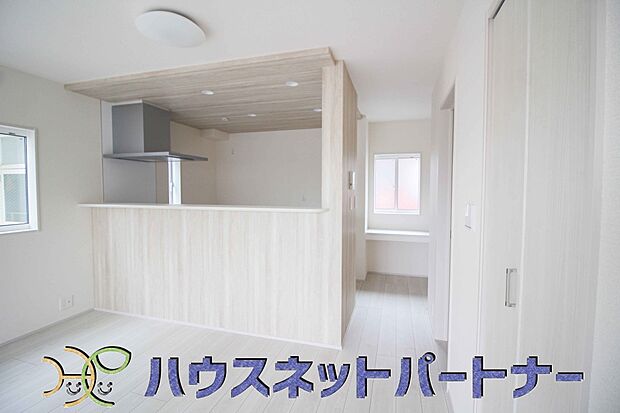 【ダイニング】カウンターがあると配膳が楽なことがメリットの一つ。後片付けをするときも、ダイニングテーブルからあまり動かずに流し台へ運ぶことができるので便利です♪