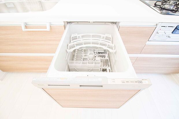 【その他設備(食器洗浄機(同仕様設備))】ビルトイン食器洗乾燥機。家事のお手伝いをしてくれる奥様の味方です。食器を洗っている間にお掃除など、様々なシーンで家事の時短に役立つ食洗機。省スペースのビルトインタイプを採用致しました。