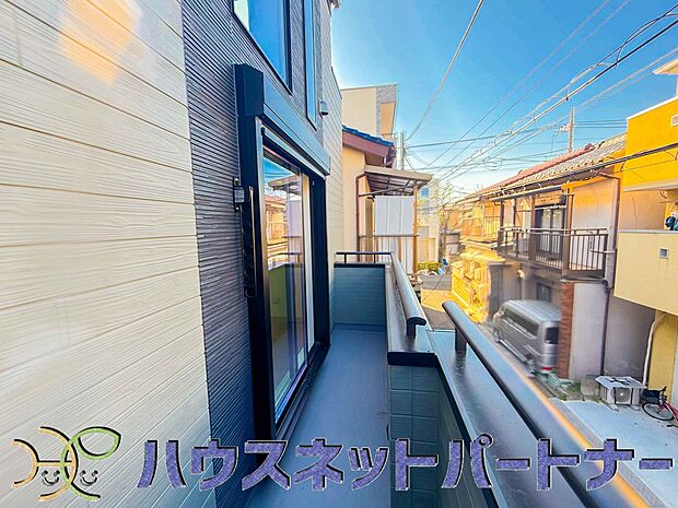 【バルコニー】青い空が近くに感じるバルコニーは、爽やかな風をお部屋へ運んでくれます。