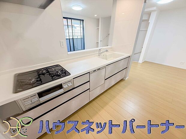 【キッチン】三口コンロで料理の幅を拡げてくれる使いやすいシステムキッチンを採用。洗い場も大きいので野菜や食器を洗ったりする際にも捗り、奥様の強い味方となってくれるはずです。