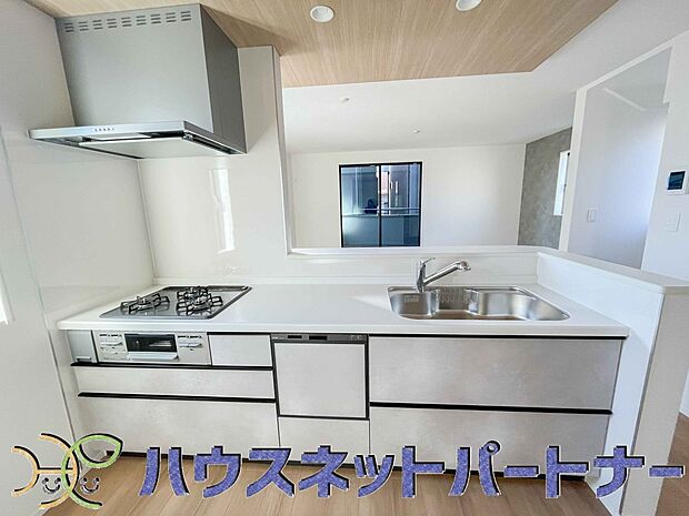 【キッチン】人工大理石のワークトップやシンクは、水を流しただけできれいになったように見えます。白いキッチンは明るく清潔感があり、とっても素敵です。