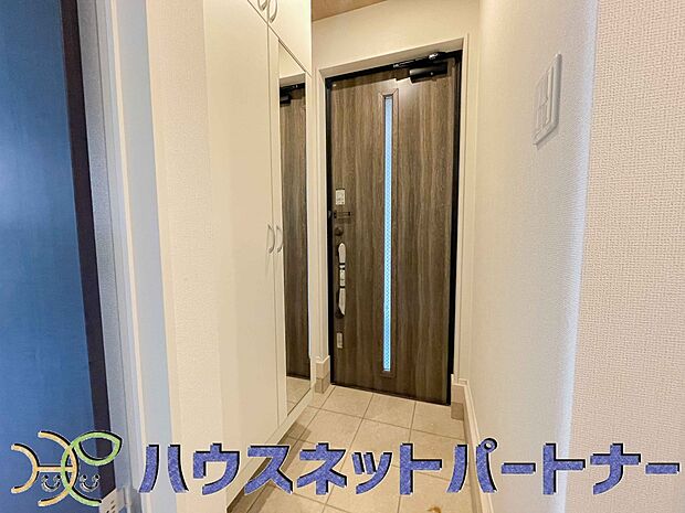 【玄関】背の高いシューズボックスは、スタンドミラーにもなって全身のコーディネートチェックが可能。朝の身だしなみチェックに最適です。