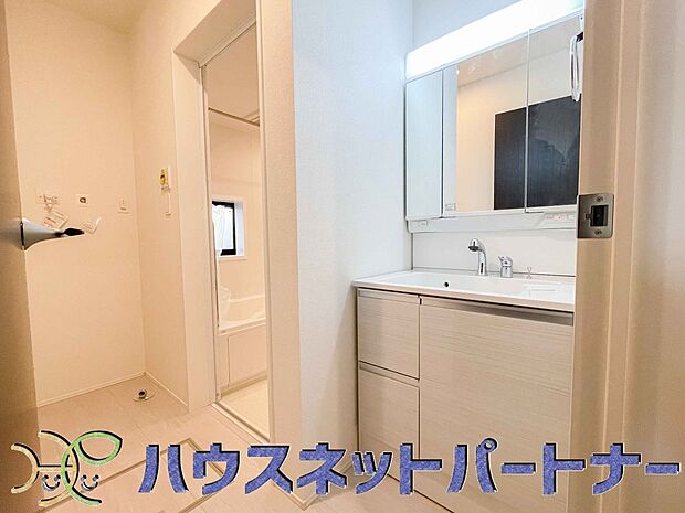 【洗面台・洗面所】十分な大きさの洗面台は、身だしなみチェックや歯磨きなど、朝の慌ただしい時間でもホテルライクなスペースで余裕とゆとりを感じて頂けます。