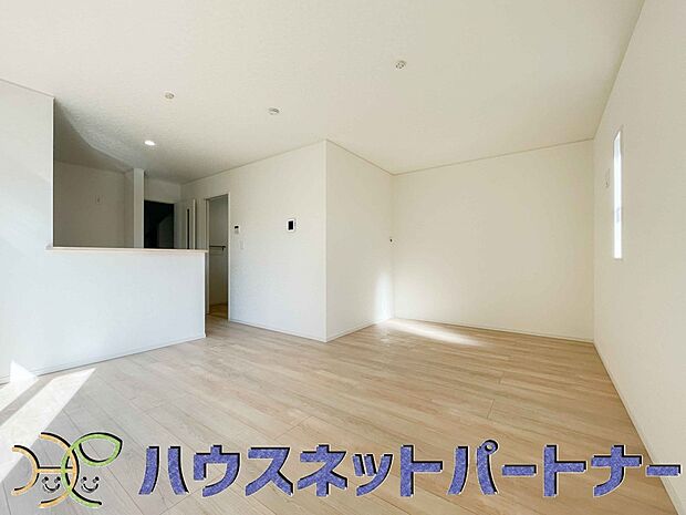 【ダイニング】カウンターがあると配膳が楽なことがメリットの一つ。後片付けをするときも、ダイニングテーブルからあまり動かずに流し台へ運ぶことができるので便利です♪