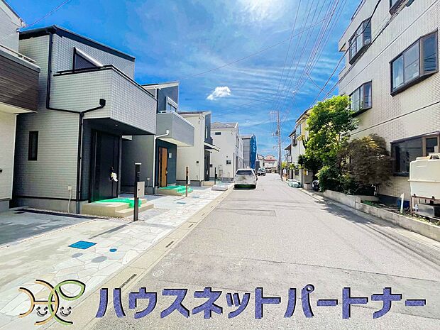 【前面道路含む現地写真】前面道路でお車を駐車するのも楽々。