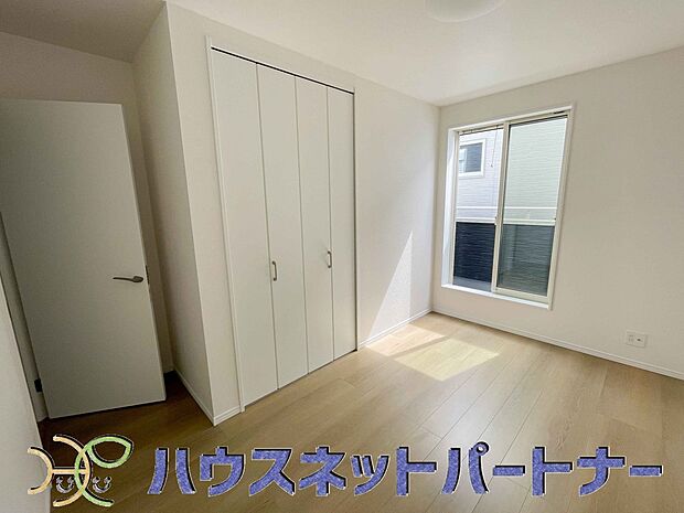 【寝室】日差しが差し込む明るいお部屋。朝は太陽の光を浴びて一日の始まりです。