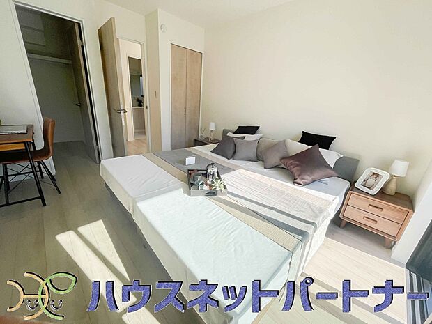 【寝室】陽光が降り注ぐ明るく開放的な空間が魅力的。