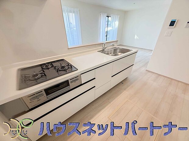 【キッチン】三口コンロで料理の幅を拡げてくれる使いやすいシステムキッチンを採用。洗い場も大きいので野菜や食器を洗ったりする際にも捗り、奥様の強い味方となってくれるはずです。