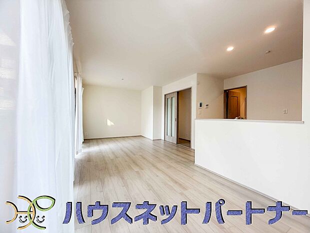 【ダイニング】お料理できたらカウンターから手渡しができます。家族で会話をしながらお料理を楽しく。