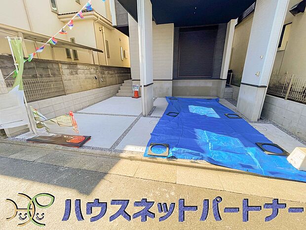 【駐車場】通勤や家族の送迎など、毎日の生活にマイカーが欠かせない方にとって駐車場は大事な条件。敷地内にカースペースがあれば、お出かけやお買い物の際の搬入出もらくらくです。